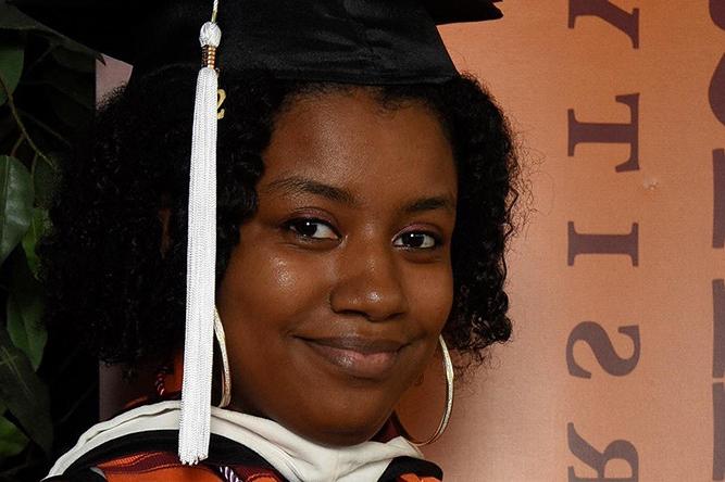 布里安娜·菲普斯22岁的浩博体育app毕业生的照片.