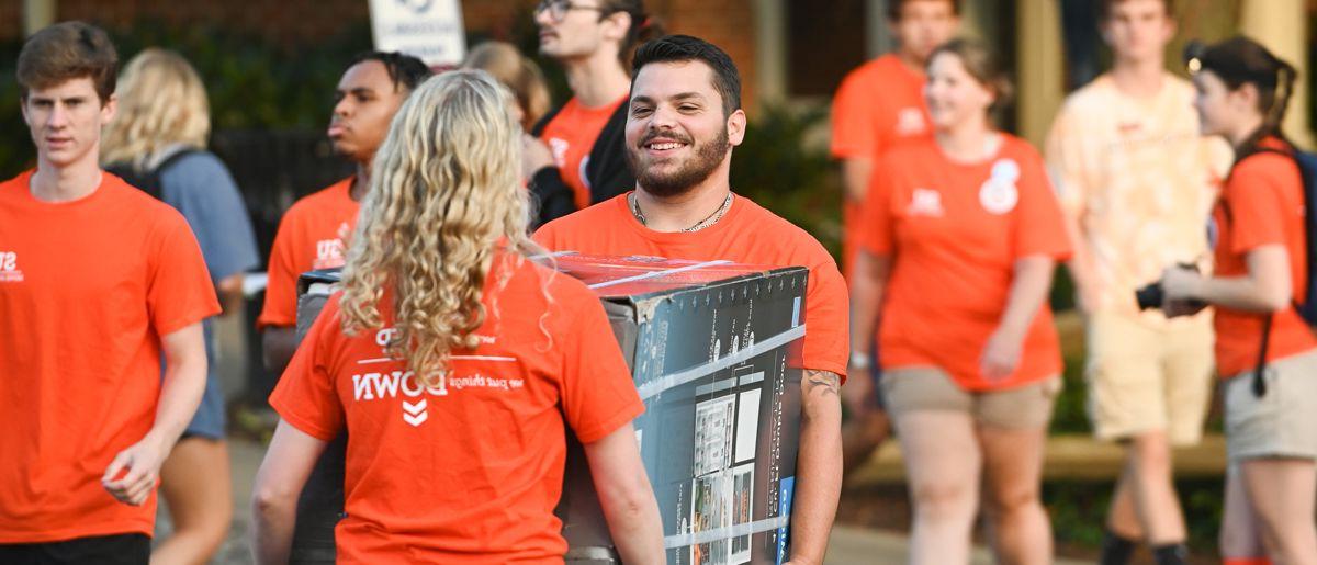 Image of new-student move in day. Current Susquehanna students help first-year students move their items into their dorm rooms.